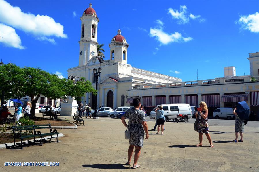 CIENFUEGOS, octubre 20, 2017 (Xinhua) -- Imagen del 13 de octubre de 2017 de turistas tomándose fotografías en la ciudad de Cienfuegos, Cuba. Ubicada a unos 250 kilómetros al sureste de La Habana, la ciudad de Cienfuegos se ha convertido en la nueva perla del turismo en Cuba con un creciente arribo de vacacionistas. La urbe, unas de las pocas de América fundada por franceses, se alza al borde de una amplia bahía que permite la llegada de cruceros y yates cargados de turistas, procedentes principalmente de Canadá, Alemania y Francia, los principales mercados de la isla, en ese orden. En esa localidad, de calles rectilíneas y arquitectura neoclásica, hay más de 700 casas particulares que rentan arriba de 1,400 habitaciones, las que se suman a las 861 disponibles que tienen las instalaciones hoteleras estatales. La singular arquitectura de la ciudad, diferente al resto de la isla, constituye un atractivo particular para los vacacionistas extranjeros, en especial para los canadienses, que por lo regular están un par de semanas en ese lugar, aunque algunos se quedan dos o tres meses. (Xinhua/Joaquín Hernández)