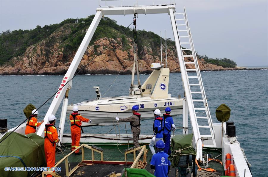 HAINAN, octubre 23, 2017 (Xinhua) -- Topógrafos colocan un bote no tripulados en el agua, en Sanya, en la provincia de Hainan, en el sur de China, el 23 de octubre de 2017. China envió dos embarcaciones no tripuladas para unirse a un estudio geológico a lo largo de sus 18,000km de costa, especialmente en las principales zonas costeras. (Xinhua/Zhang Jiansong)