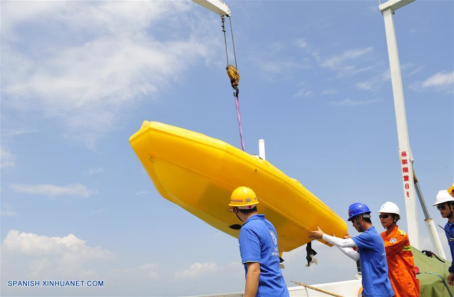 HAINAN, octubre 23, 2017 (Xinhua) -- Topógrafos trasnportan botes no tripulados en Sanya, en la provincia de Hainan, en el sur de China, el 22 de octubre de 2017. China envió dos embarcaciones no tripuladas para unirse a un estudio geológico a lo largo de sus 18,000km de costa, especialmente en las principales zonas costeras. (Xinhua/Zhang Jiansong)