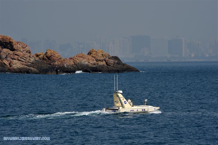 HAINAN, octubre 23, 2017 (Xinhua) -- Un bote no tripulados navega en Sanya, en la provincia de Hainan, en el sur de China, el 23 de octubre de 2017. China envió dos embarcaciones no tripuladas para unirse a un estudio geológico a lo largo de sus 18,000km de costa, especialmente en las principales zonas costeras. (Xinhua/Zhang Jiansong)