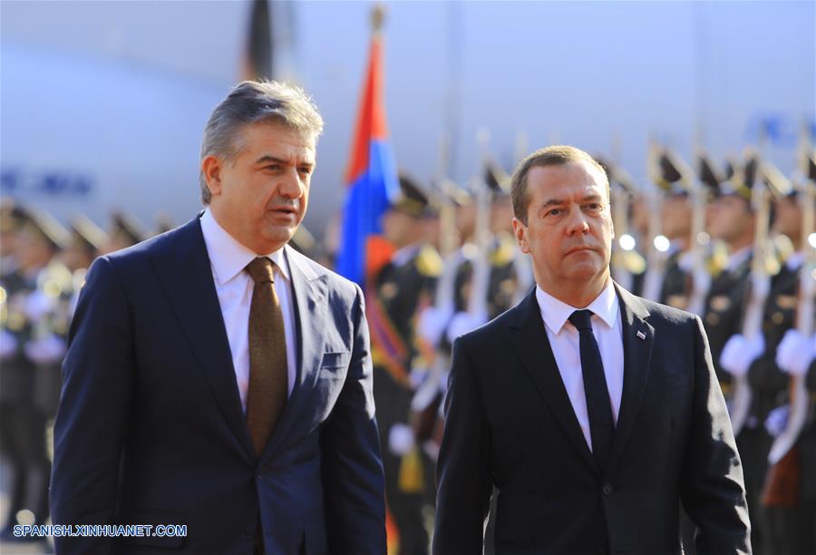 El primer ministro de Armenia, Karen Karapetyan (i), recibe a su homólogo de Rusia, Dmitry Medvedev (d), en el Aeropuesto Internacional de Zvartnots, en Ereván, Armenia, el 24 de octubre de 2017. (Xinhua/Gevorg Ghazaryan)