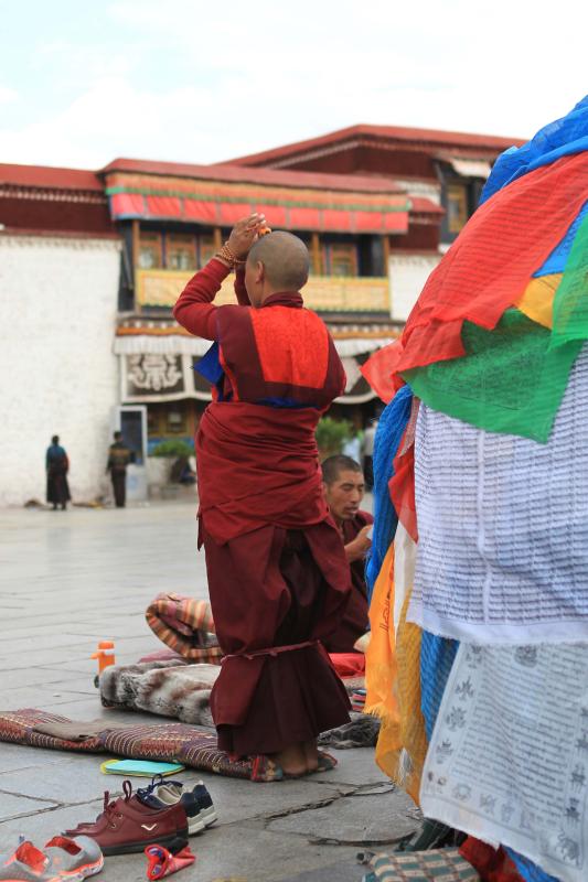 Devotos pegrinan a Lhasa, centro del budismo tibetano