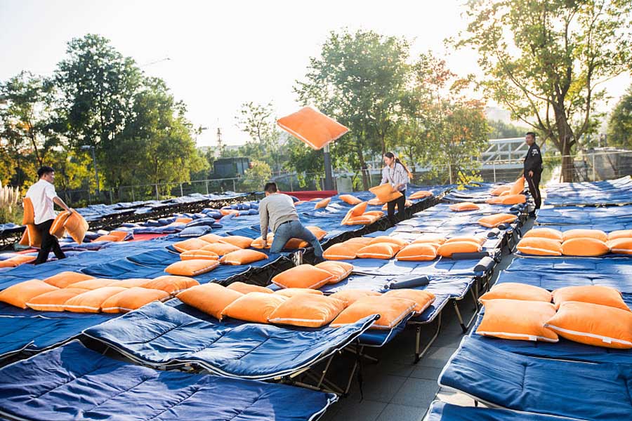 Los miembros del personal de apoyo hacen las camas enel campamento laboral del Festival de Compras 11-11 o Día del Soltero en la sede de Alibaba en Hangzhou, provincia de Zhejiang.31 de octubre del 2017. [Foto: VCG]