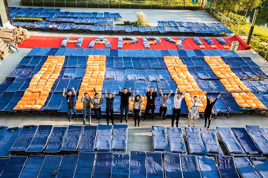 Los miembros del personal de apoyo avituallan el campamento laboral del Festival de Compras 11-11 o Día del Soltero en la sede de Alibaba en Hangzhou, provincia de Zhejiang.31 de octubre del 2017. [Foto: VCG]