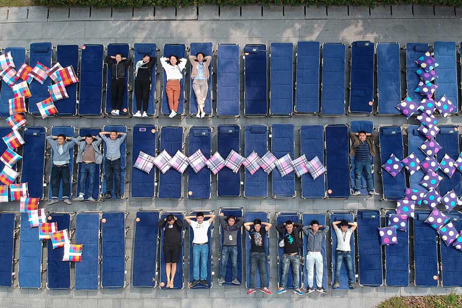 Los miembros del personal de apoyo posan durante la preparación del campamento laboral del Festival de Compras 11-11 o Día del Soltero en la sede de Alibaba en Hangzhou, provincia de Zhejiang.31 de octubre del 2017. [Foto: VCG]
