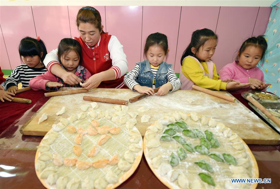 Los niños preparan dumplings para celebrar el comienzo del invierno en el norte de China