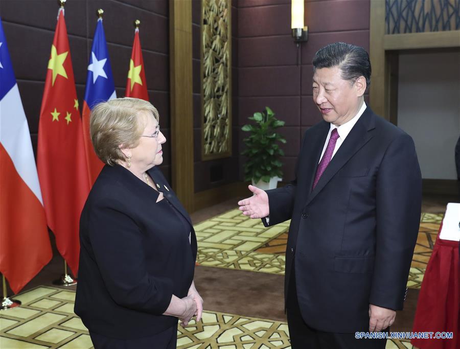El presidente de China, Xi Jinping (d), y su homóloga de Chile, Michelle Bachelet, asisten a la ceremonia de firma de un acuerdo bilateral sobre la actualización del Tratado de Libre Comercio (TLC) entre los dos países, en Da Nang, Vietnam, el 11 de noviembre de 2017. (Xinhua/Ma Zhancheng)