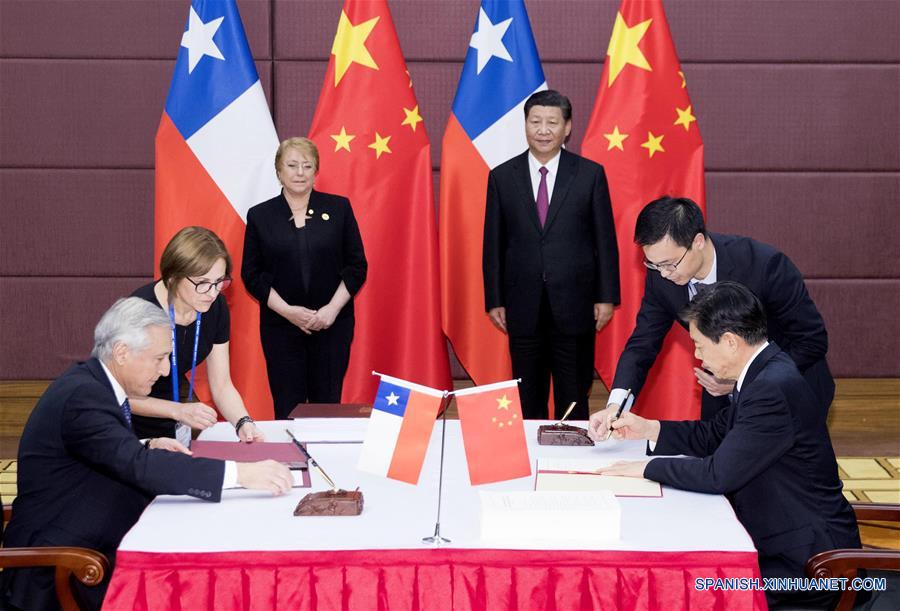 El presidente de China, Xi Jinping, y su homóloga de Chile, Michelle Bachelet, presencian la firma de un acuerdo bilateral sobre la actualización del Tratado de Libre Comercio (TLC) entre los dos países, en Da Nang, Vietnam, el 11 de noviembre de 2017. (Xinhua/Ding Lin)