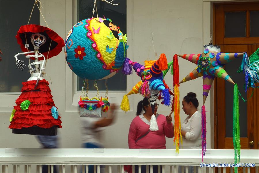 CIUDAD DE MEXICO, noviembre 11, 2017 (Xinhua) -- Personas visitan la Exposición de Piñatas Mexicanas en el Museo de Arte Popular (MAP) en la Ciudad de México, capital de México, el 11 de noviembre de 2017. De acuerdo con información de la prensa local, la 11 edición de la Exposición de Piñatas del MAP fue inaugurada el sábado, con el tradicional concurso de piñatas que fue ganado por el Colectivo Atelier Arte y Papel, y estará abierta al público hasta el 10 de diciembre. (Xinhua/Ricardo Aldayturriaga)