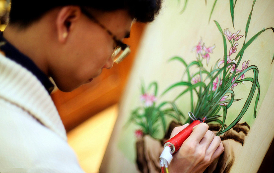 Li Yanjie, heredero de la pirografía de la generación posterior a los 90, se dedica a mejorar y promover la artesanía tradicional. [Foto / IC]