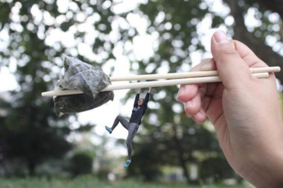 Una foto con el tema "Rechaza el uso de palillos desechables" muestra a una mujer joven colgada de unos palillos desechables. (Foto provista a chinadaily.com.cn)