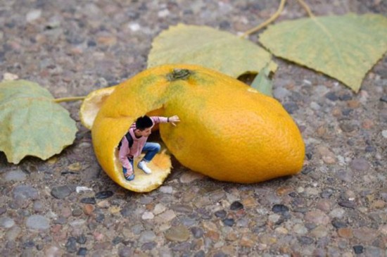 Una foto con el tema "No tires la cáscara" muestra a un joven escondido en una cáscara de naranja. (Foto proporcionada a chinadaily.com.cn)