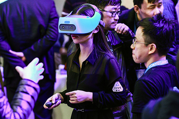 Un visitante pruebael nuevo visor de realidad virtualVive Focusdurante una conferencia de desarrolladores celebrada en Beijing. Los usuarios pueden disfrutar del dispositivo sin tenerlo que conectar a ordenadores personales o teléfonos inteligentes. [Foto: proporcionada]
