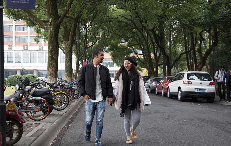 Nayeem Hafeez camina con su novia, quien le enseñó a utilizar el pago electrónico con teléfono móvil en Hangzhou, provincia de Zhejiang, el 12 de noviembre de 2017. [Foto / VCG]