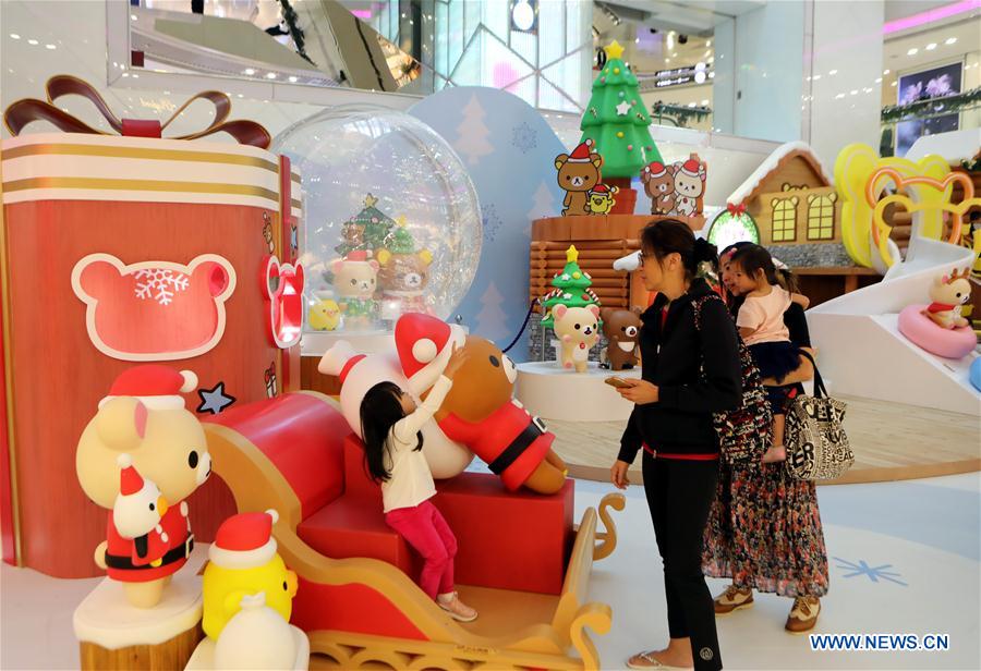 Los adornos navideños decoran la ciudad de Hong Kong