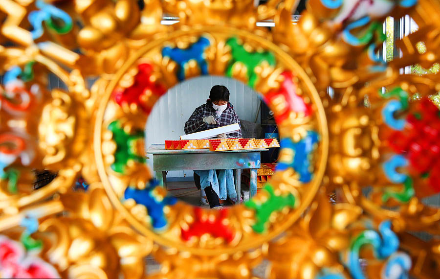 Un lugareño construye decoraciones tibetanas para el hogar en la aldea Yanggang del poblado Jiuhua, en Rugao, provincia de Jiangsu, 20 de noviembre del 2017. [Foto: VCG]