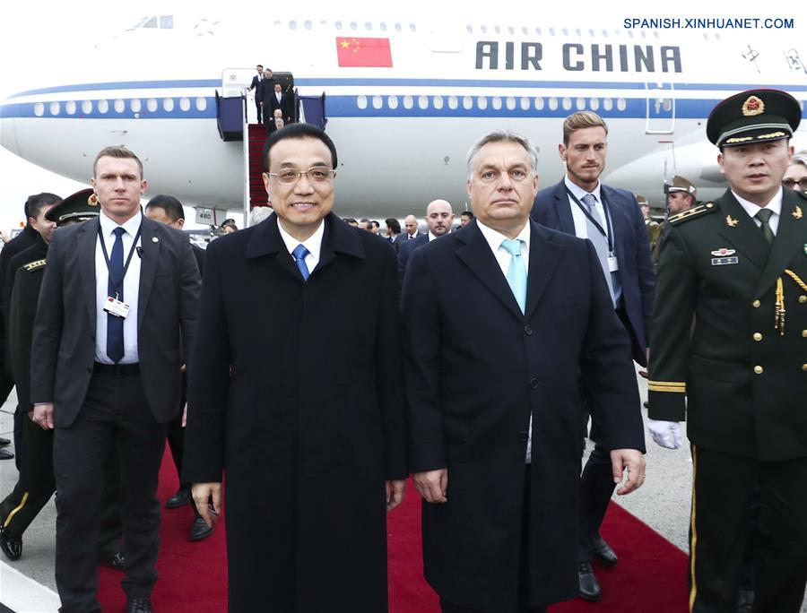 PM chino llega a Hungría para visita oficial y cumbre China-Europa Central y Oriental