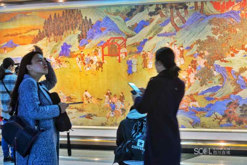 La nueva línea de metro de Chengdu luce las obras de artistas locales