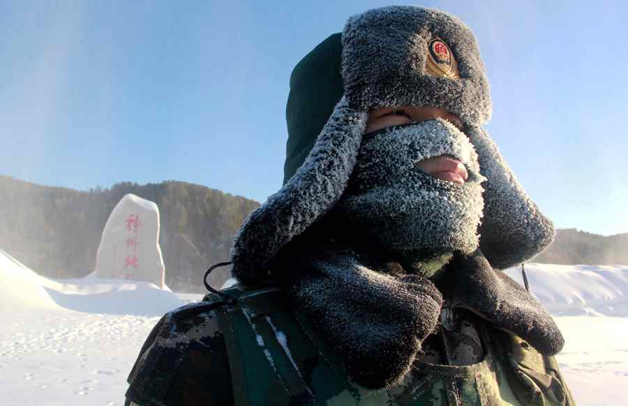 Soldados chinos protegen las fronteras de la nación bajo temperaturas gélidas