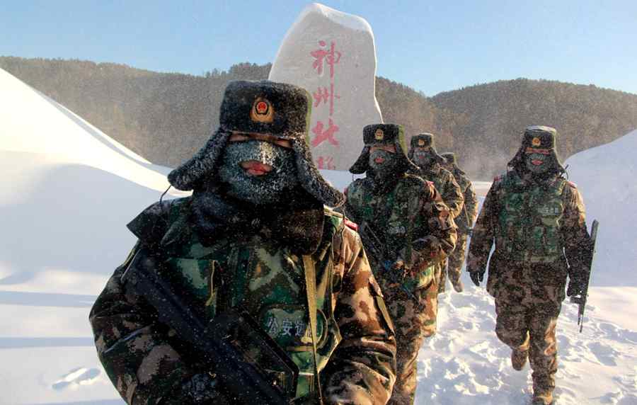 Soldados chinos protegen las fronteras de la nación bajo temperaturas gélidas