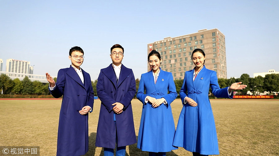 Voluntarios de la IV Conferencia Mundial de Internet, a celebrarse del 3 al 5 de diciembre en Wuzhen, posan en la ciudad de Tongxiang, provincia de Zhejiang, 27 de noviembre del 2017. [Foto: VCG]