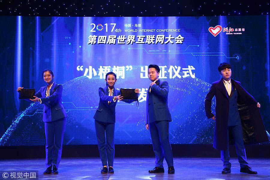 Voluntarios de la IV Conferencia Mundial de Internet, a celebrarse del 3 al 5 de diciembre en Wuzhen, posan en la ciudad de Tongxiang, provincia de Zhejiang, 27 de noviembre del 2017. [Foto: VCG]