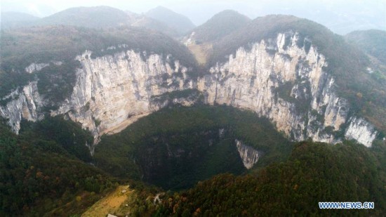 Imponente barranco de 666 metros de profundidad en Chongqing
