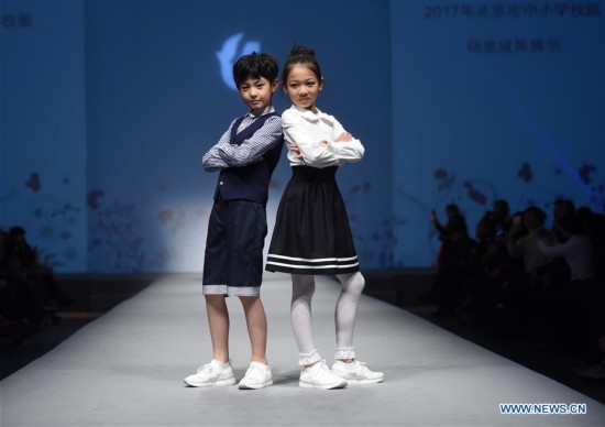 Estudiantes modelan uniformes en el Instituto de Tecnología de la Moda de Beijing