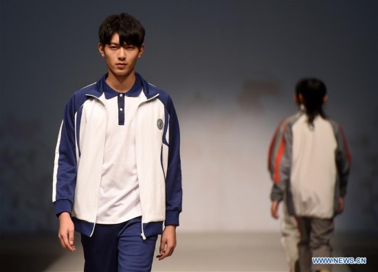 Estudiantes modelan uniformes en el Instituto de Tecnología de la Moda de Beijing
