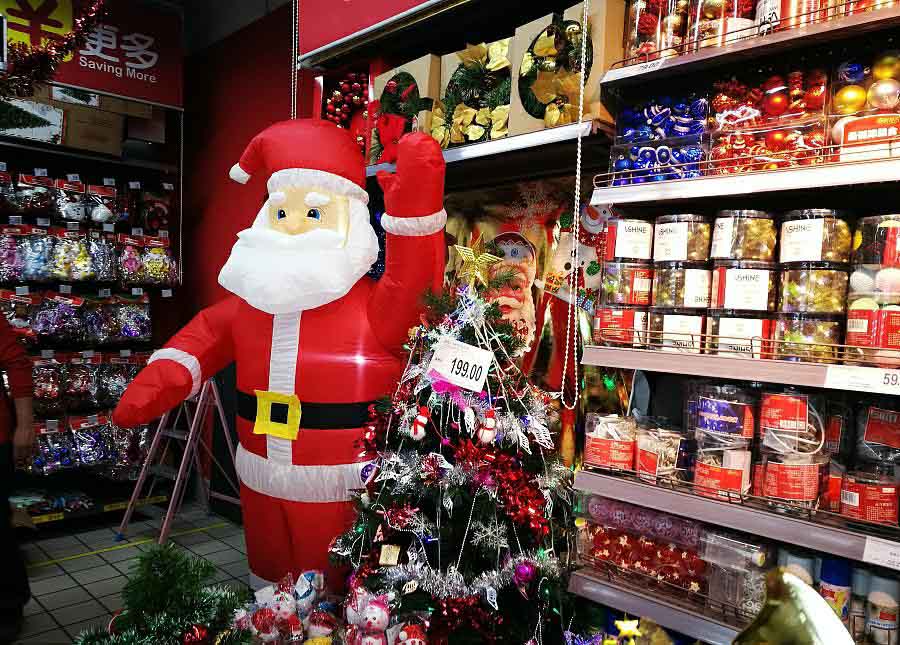 Una tienda en Beijing vende adornos navideños, el 26 de noviembre de 2017. [Foto / VCG]