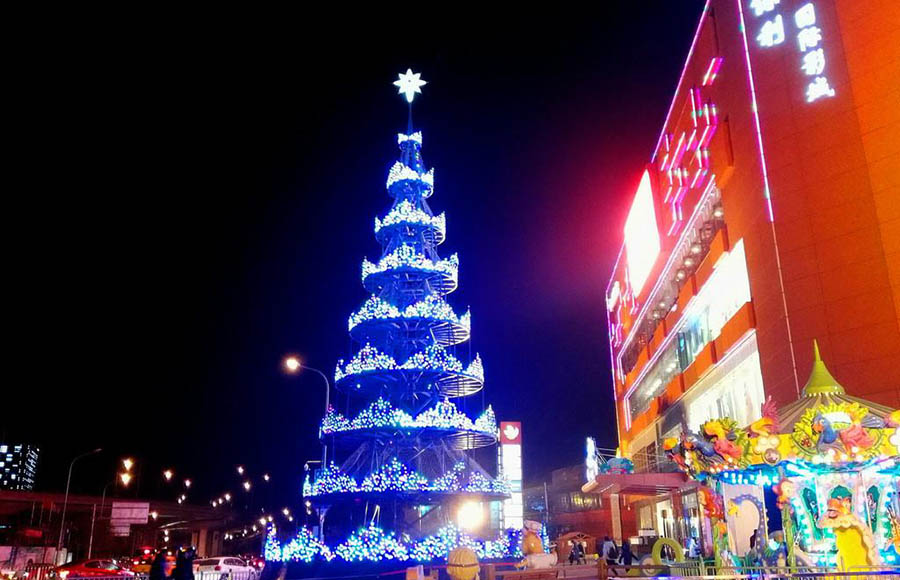 Un centro comercial en Beijing se prepara para la Navidad y el Año Nuevo con exhibiciones festivas y luminosas, el 23 de noviembre de 2017. [Foto / IC]
