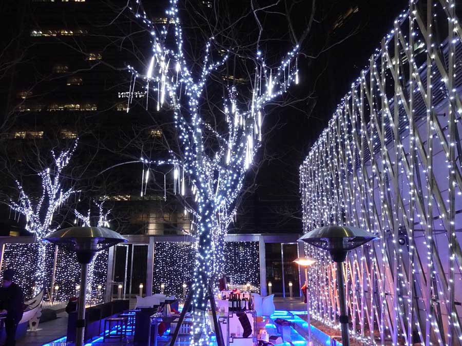 Ceremonia de iluminación del árbol de Navidad en el Westin Beijing de la calle financiera, el 1 de diciembre de 2017. [Foto proporcionada a chinadaily.com.cn]