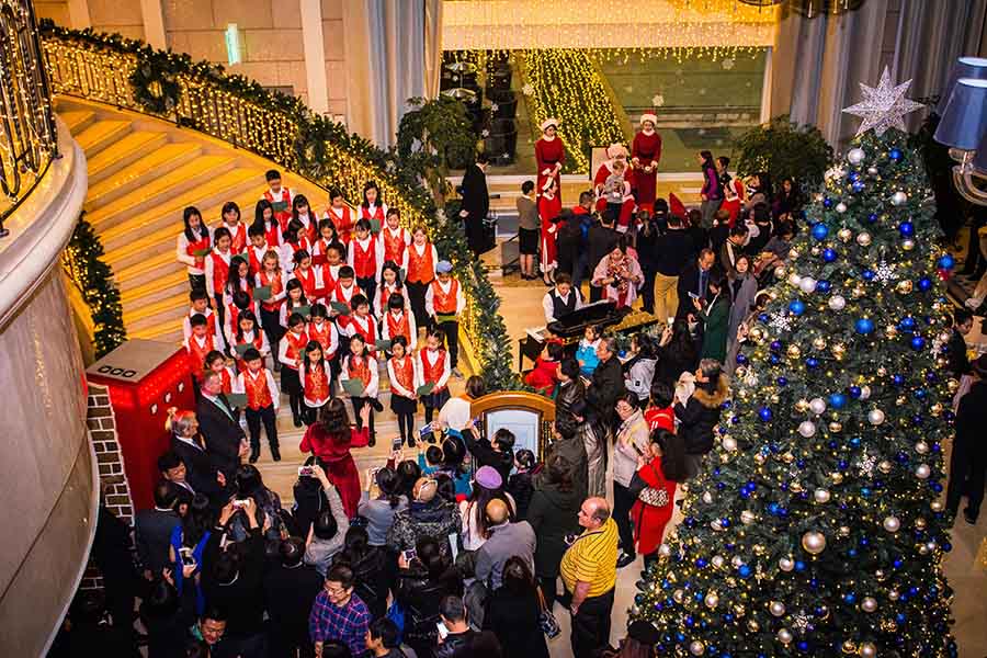 El Hotel St. Regis en Beijing celebra una ceremonia de iluminación del árbol de Navidad, el 30 de noviembre de 2017. [Foto proporcionada a chinadaily.com.cn]