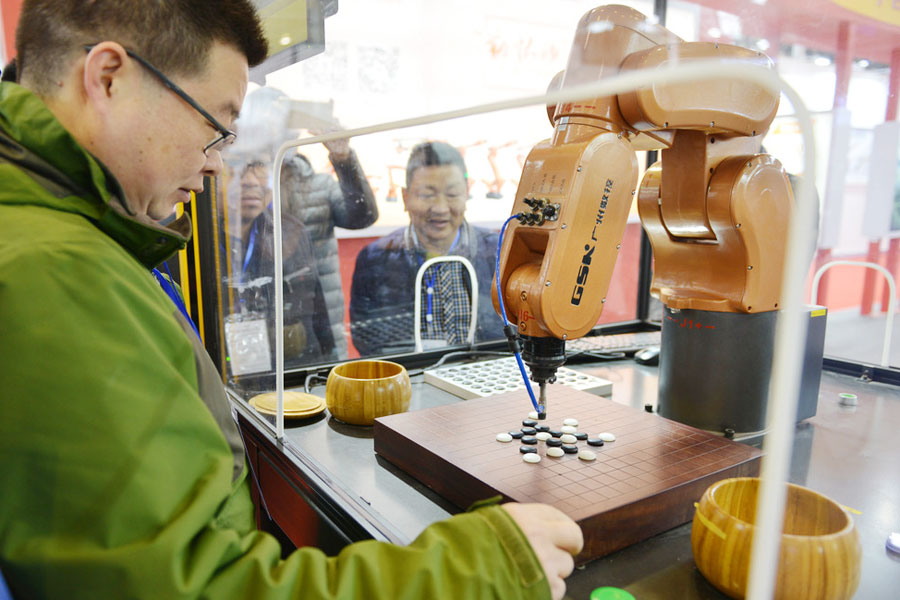 Un hombre juega al Gocon una máquina inteligente en la Cumbre Mundial de Fabricación Inteligente en Nanjing, provincia de Jiangsu, el 6 de diciembre de 2017. [Foto / IC]