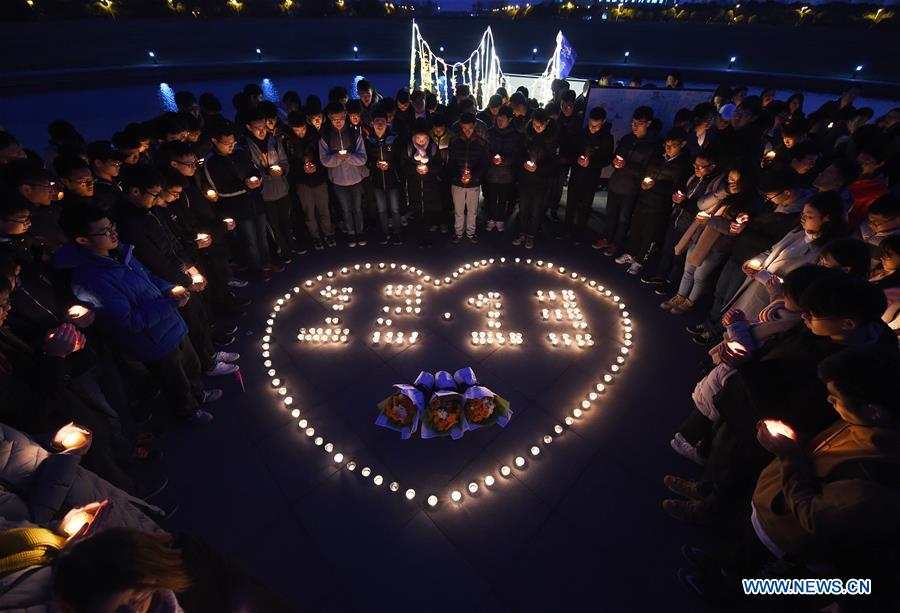 Universitarios encienden velas para recordar a las víctimas de la Masacre de Nanjing