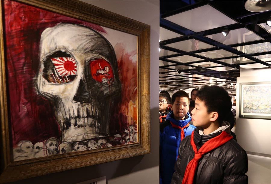 Los estudiantes observan las fotos en una exposición sobre la Masacre de Nanjing en el Museo de la Guerra de Resistencia China contra la Agresión Japonesa en Beijing, el 13 de diciembre de 2017. [Foto por Zou Hong / China Daily]