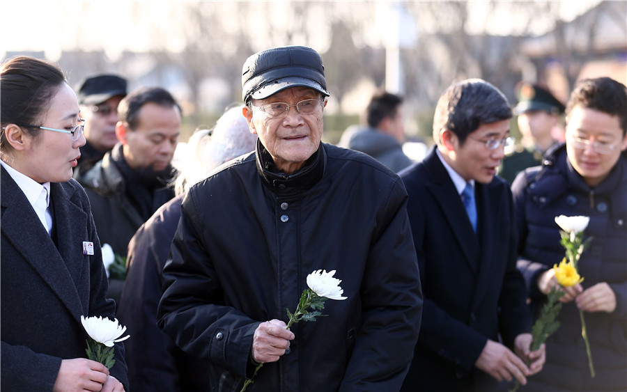 Zhou Dongkui, un veterano de 95 años que luchó en la Guerra de Resistencia contra la Agresión Japonesa (1937-45) asiste a una ceremonia en el Museo de la Guerra de Resistencia China contra la Agresión Japonesa en Beijing, el 13 de diciembre de 2017. [Foto por Zou Hong / China Daily]