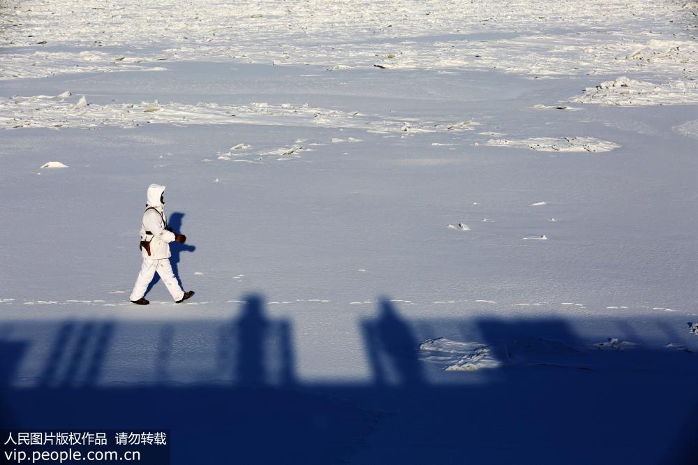 A pesar de las bajas temperaturas, soldados chinos protegen las fronteras de la nación