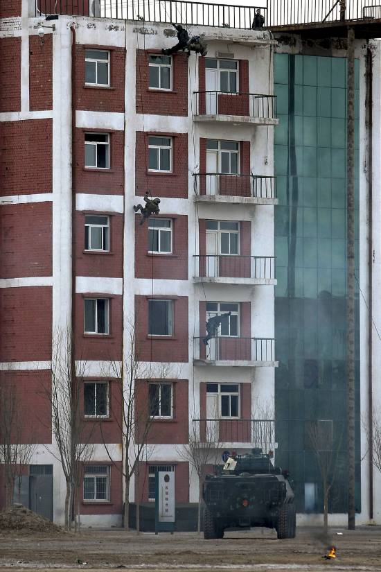 Oficiales de la Policía Armada de China y sus contrapartes rusos participan en un simulacro de lucha contra el terrorismo en Yinchuan, capital de la región autónoma Hui de Ningxia, el 13 de diciembre de 2017. WANG TAO / PARA CHINA DAILY