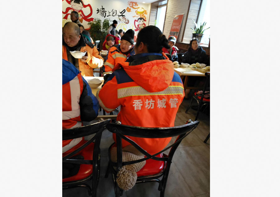 Los trabajadores de saneamiento comen gratis. [Foto proporcionada a chinadaily.com.cn]