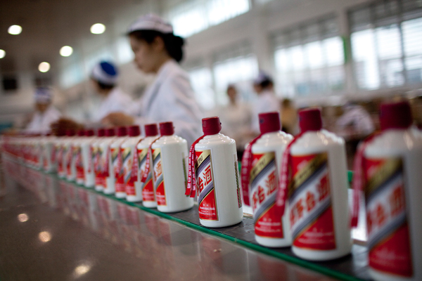 Los trabajadores supervisan el embotellado de baijiuo licos chino en la planta de China KweichowMoutaiDistillery Co en la provincia de Guizhou. Las acciones de la compañía aumentaron un 150% este año. [Foto / Agencias]