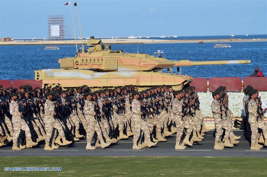 Soldados participan en un desfile militar para conmemorar el Día Nacional, en Doha, capital de Qatar, el 18 de diciembre de 2017. (Xinhua/Nikku)