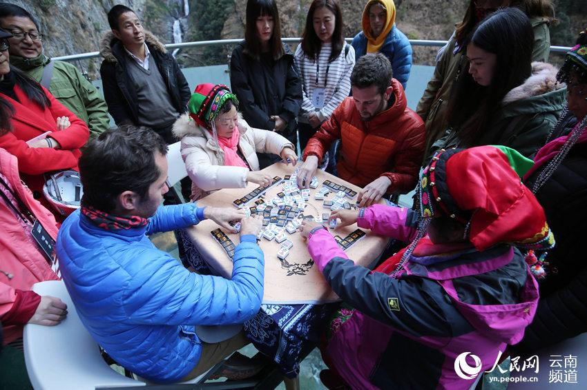 Extranjeros derrotan a chinos en una competición de mahjong