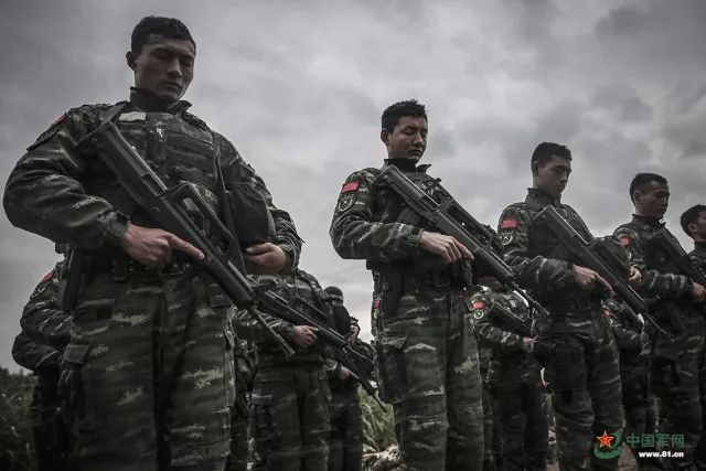 Soldados de combate especiales entrenan para disparar en Ningbo