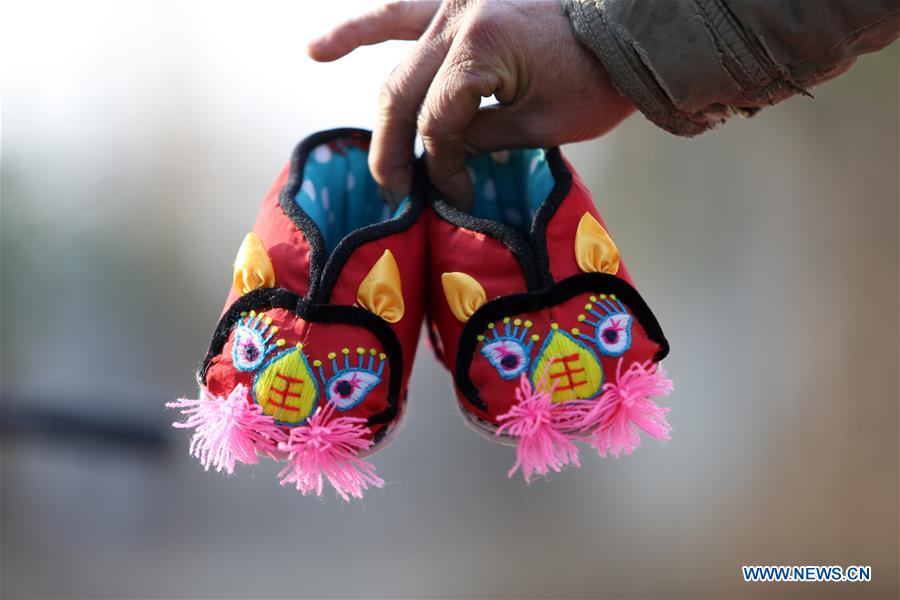 Perdura la antigua tradición de coser zapatos con cabeza de tigre en China