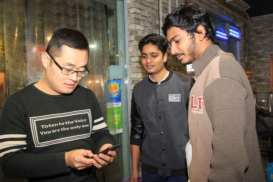 Si Shaojie guarda los números de teléfono de sus clientes para ofrecer un mejor servicio desde la Fonda Desi, ubicada en la ciudad de Zhengzhou, provincia de Henan,9 de Noviembre del 2017.