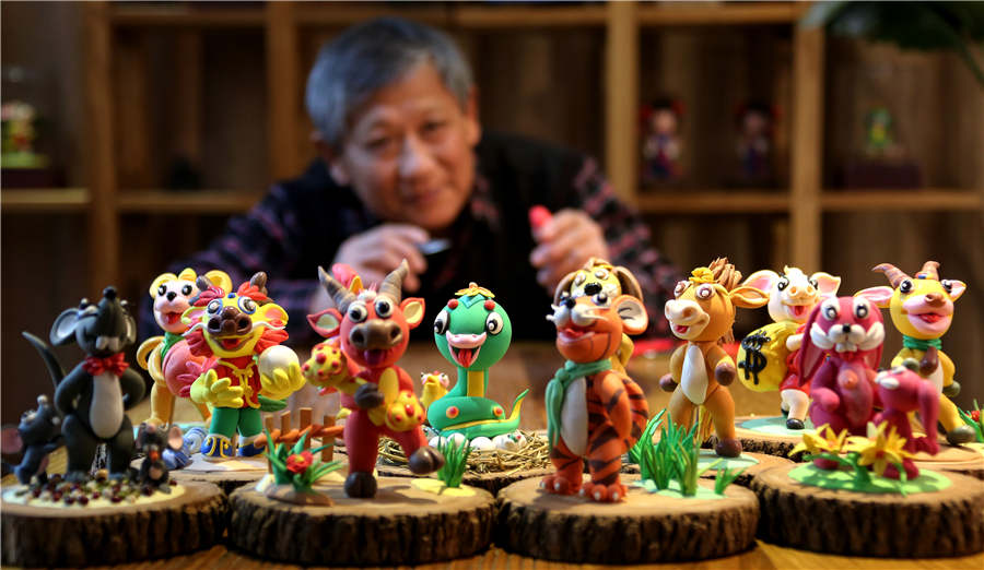 Kan Zongqin, escultor y heredero del arte popular tradicional, crea hermosas esculturas de masa en su taller de la ciudad de Zaozhuang, provincia de Shandong. 24 de diciembre del 2017. [Foto: Ji Zhe]
