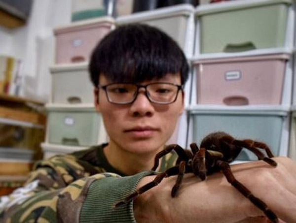 Estudiante chino convierte la habitación en un pequeño zoo