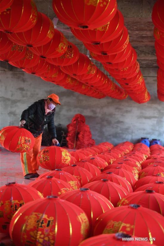 Los trabajadores preparan farolillos para el próximo año nuevo en Shanxi