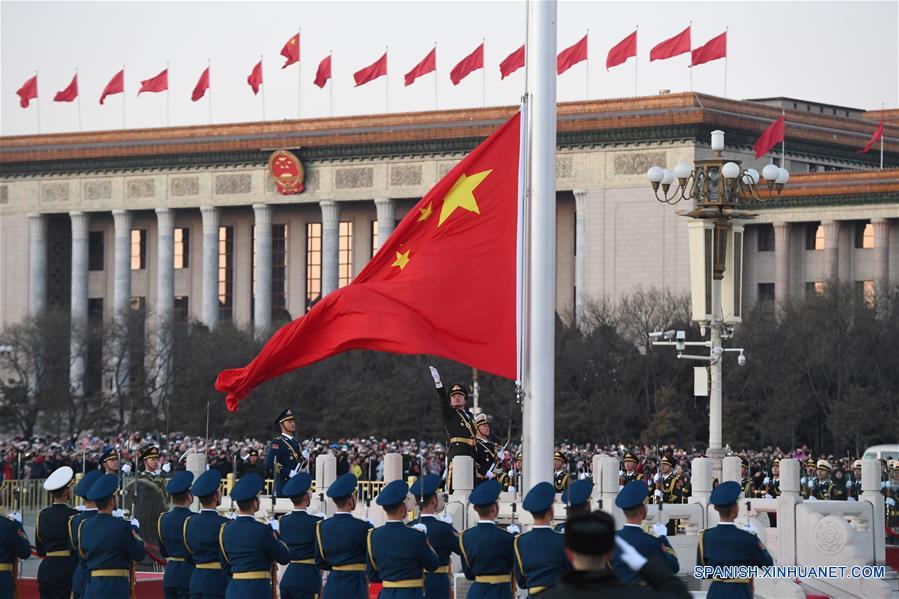 EPL iza bandera nacional en Plaza de Tian'anmen en Año Nuevo por primera vez